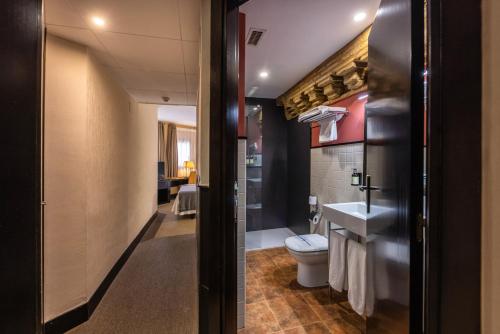 łazienka z toaletą i umywalką w obiekcie Hotel Monasterio Benedictino w mieście Calatayud