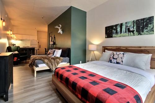 魁北克市的住宿－INITIAL - LOFT FORESTIER - Centre-Ville de Québec，一间卧室设有一张床和一间客厅。