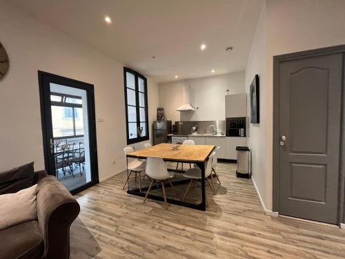 un salon avec une table de salle à manger et une cuisine dans l'établissement Les Chambres du Palais, à Carcassonne