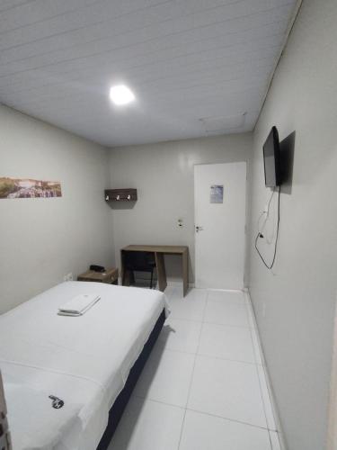 Una televisión o centro de entretenimiento en Hotel Resende