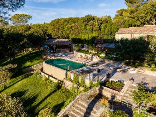 vista aerea di una casa con piscina di Guest House Encantada a Nîmes