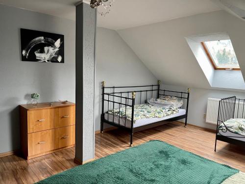 Dom na wzgórzu - Brenna في برينا: غرفة نوم مع سرير وخزانة في العلية