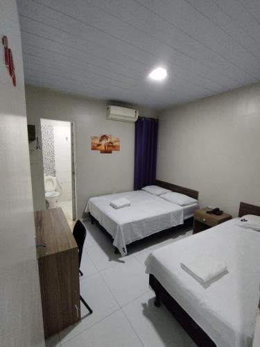Una cama o camas en una habitación de Hotel Resende