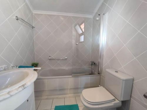 Koupelna v ubytování Amazing 3 bedroom townhouse close to Burriana, Nerja