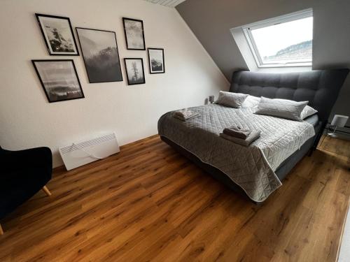 Schlafzimmer mit einem Bett und Holzboden in der Unterkunft Auszeit-Winterberg in Winterberg