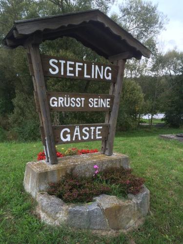 a sign for a guest service gate in a field at Appartementhaus Angelika in Nittenau