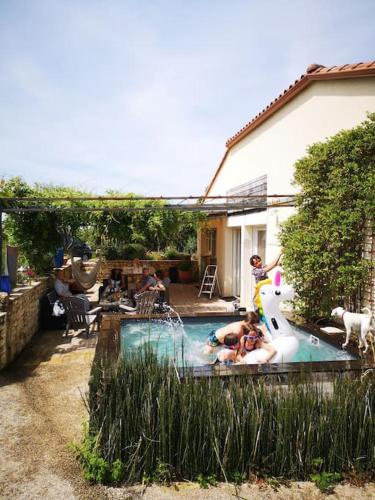 un groupe de personnes jouant dans une piscine dans l'établissement Gîte au coeur du vignoble de Cahors, 5 chambres, à Villesèque