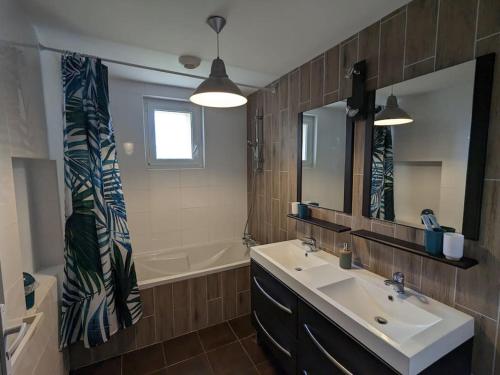 Kúpeľňa v ubytovaní Gîte au coeur du vignoble de Cahors, 5 chambres