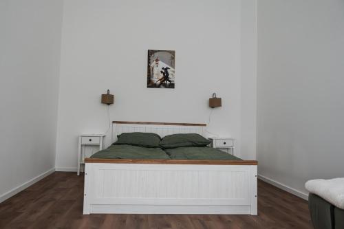 uma cama num quarto com uma cama branca em Volenter Lux Apartment Uno em Baja
