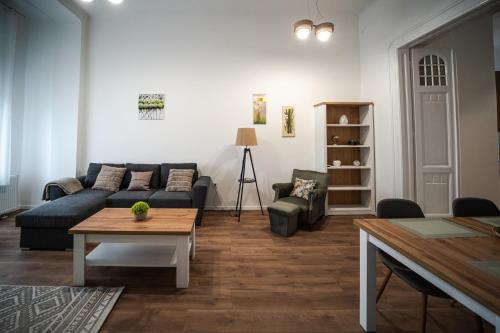 a living room with a couch and a table at Volenter Lux Apartment Uno in Baja
