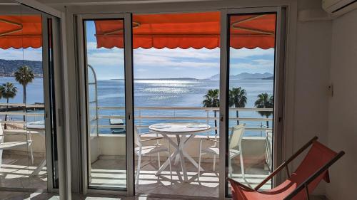 a view of the ocean from the balcony of a house at Superbe appartement vue mer panoramique in Juan-les-Pins