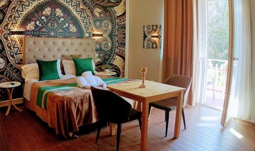 um quarto com uma cama com uma mesa de madeira e uma mesa; em Hotel magnolia 1000 mt dal casello em Valmontone