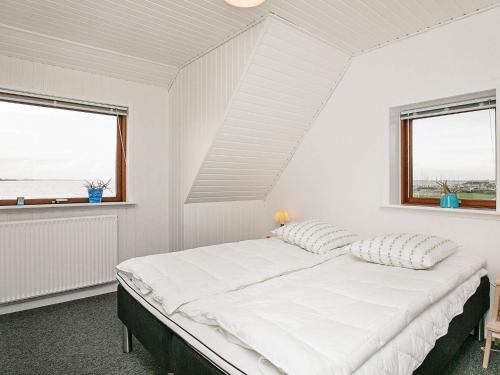 En eller flere senge i et værelse på Holiday home Farsø XI