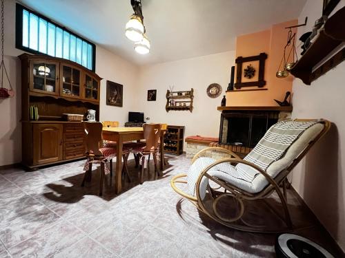 a living room with a dining room table and chairs at La Taverna Di Felice in Campomarino