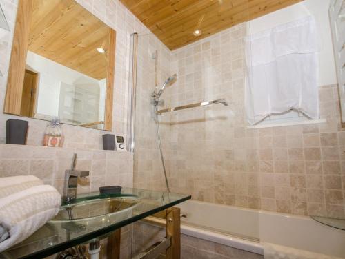 W łazience znajduje się szklana umywalka i prysznic. w obiekcie Appartement cosy avec balcon et WiFi à Chamonix - FR-1-343-203 w Chamonix-Mont-Blanc