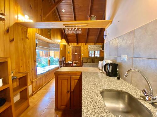 cocina con fregadero y bañera grande en Villa Cümen en San Martín de los Andes