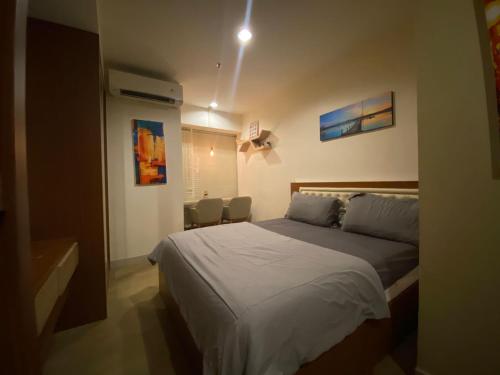um quarto com uma cama grande num quarto em Grand Kamala Lagoon By Paris Properti em Rawapanjang