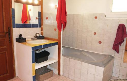 ein Badezimmer mit einem Waschbecken und einer Badewanne in der Unterkunft Lovely Home In Montjoux With House A Mountain View in Montjoux