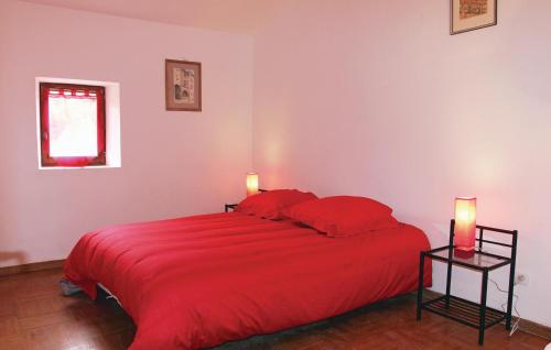 ein Schlafzimmer mit einem roten Bett mit zwei Lampen in der Unterkunft Lovely Home In Montjoux With House A Mountain View in Montjoux