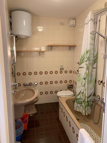 a bathroom with a sink and a toilet and a tub at Appartamento vacanza Top Residence in Passo del Tonale