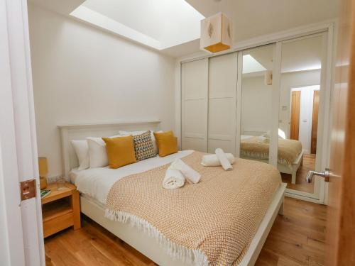 1 dormitorio con 1 cama con toallas en Beach Retreat, en Weymouth