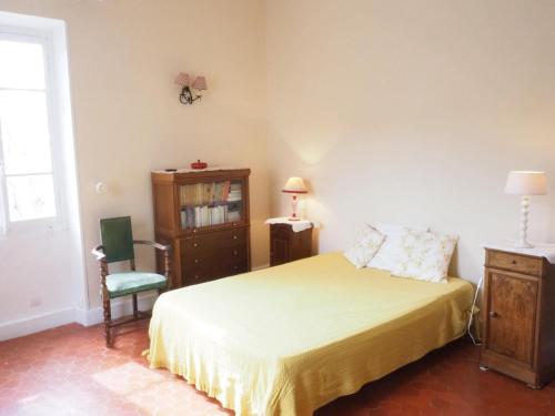 1 dormitorio con 1 cama y 1 silla en Nice provençal holiday home with garden and pool, Mollans-sur-Ouvèze, en Mollans-sur-Ouvèze
