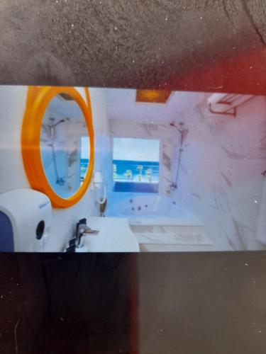 La salle de bains est pourvue d'un lavabo et d'un miroir. dans l'établissement Daire, à Antalya