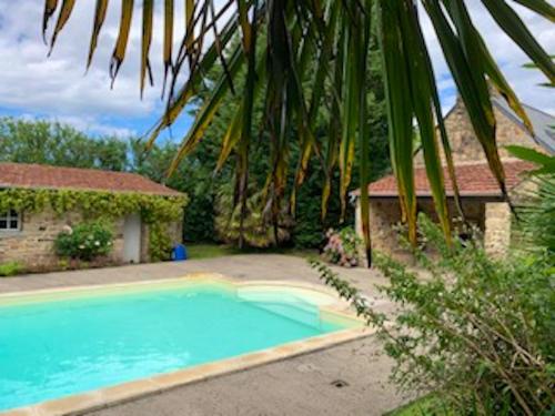 Villa de 5 chambres avec piscine privee jardin amenage et wifi a Ploubezre a 7 km de la plage في Ploubezre: مسبح امام بيت