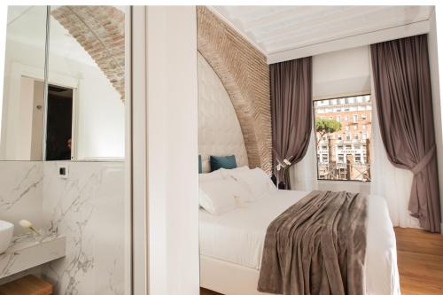 a bedroom with a white bed and a window at Argentina Residenza Style Hotel in Rome