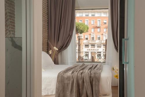 a bedroom with a bed and a window at Argentina Residenza Style Hotel in Rome