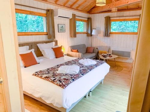 um quarto com uma cama grande num quarto em Cabane Château hôtel luxe avec spa privatif Aulteribe - Le Peydébé em Vieille-Brioude