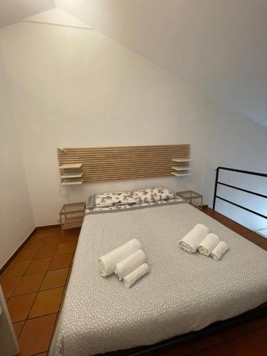 um quarto com uma cama com toalhas brancas em Cleo Rosa em Ancona