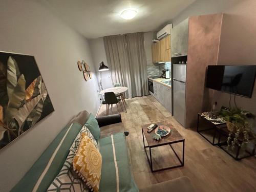a living room with a couch and a kitchen at Centro Alexandroupolis in Alexandroupoli