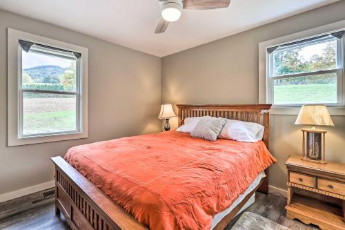 ein Schlafzimmer mit einem Bett und zwei Fenstern in der Unterkunft Charming Retreat, 13 Mi to Grandfather Mtn! in Newland