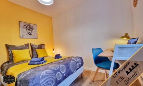 Habitación pequeña con cama y escritorio. en Les Appartements Neppert - Calme - Spacieux - Fibre - RBNB, en Mulhouse