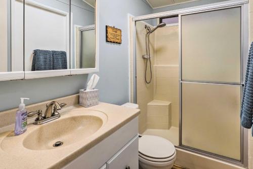 uma casa de banho com um lavatório, um chuveiro e um WC. em Sun-Dappled AZ Abode with River and Mtn Views! em Parker