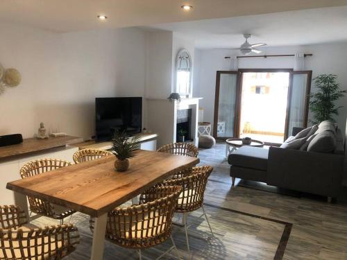 Posezení v ubytování Monte Duquesa large 2 bed ground floor, close to Port and Beach with communal pool