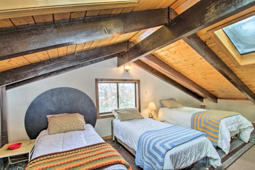 2 Betten in einem Dachzimmer mit Holzdecken in der Unterkunft Swiss-Style Chalet with Fireplace - Near Story Land! in Bartlett