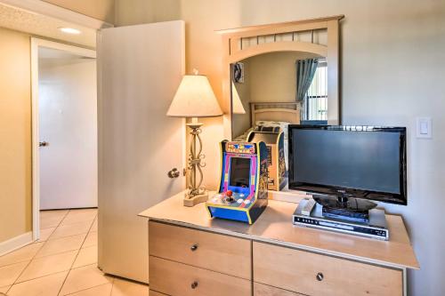 TV a/nebo společenská místnost v ubytování Ormond Beach Condo with Balcony and Views