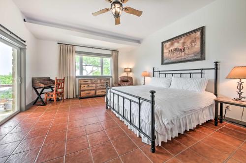 Кровать или кровати в номере Ladera Hill Country Estate on 13 Acres with Hot Tub