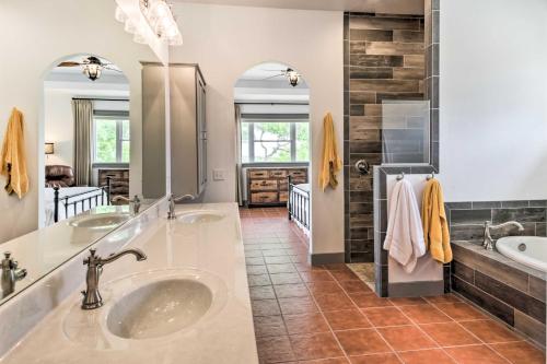 ein Badezimmer mit zwei Waschbecken und einer Badewanne in der Unterkunft Ladera Wimberley Estate on 13 Acres with Hot Tub in Wimberley