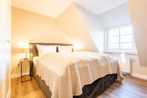 una camera da letto con un grande letto in mansarda di Haus Lucia Whg 04 a Westerland