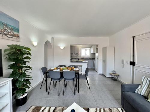 Køkken eller tekøkken på Vilamoura Central 5 by Homing