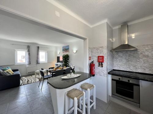 Køkken eller tekøkken på Vilamoura Central 5 by Homing