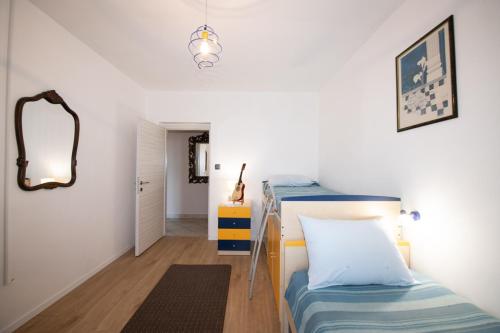 Dormitorio pequeño con litera y espejo en Apartman Elvis, en Lovran