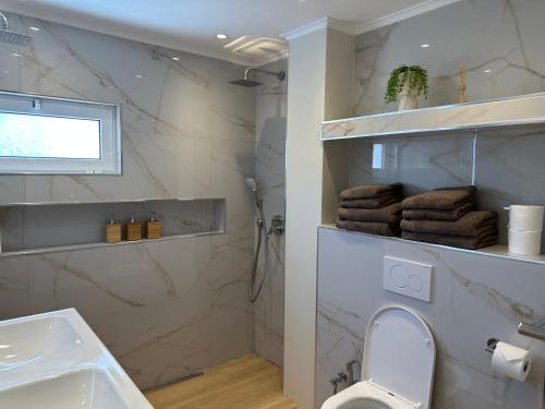 Ένα μπάνιο στο Benalmádena Beach House- Luxe house, prime location near Puerto Marina&Beach