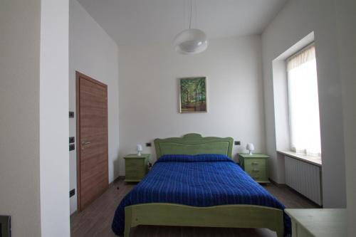 A bed or beds in a room at Palazzo di Primavera Guest House