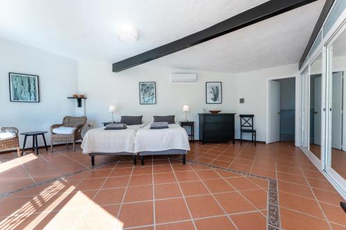 un dormitorio con una cama en una habitación en Holiday Villa Torrenueva, en La Cala de Mijas
