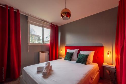 1 dormitorio con 1 cama con cortinas rojas en The Movies - Fairytale Factory, en Montévrain