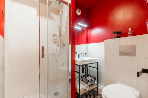 une salle de bain avec une douche, des toilettes et un lavabo dans l'établissement La Red Room - Cinemaroom - 4 prs - Disneyland, à Montévrain